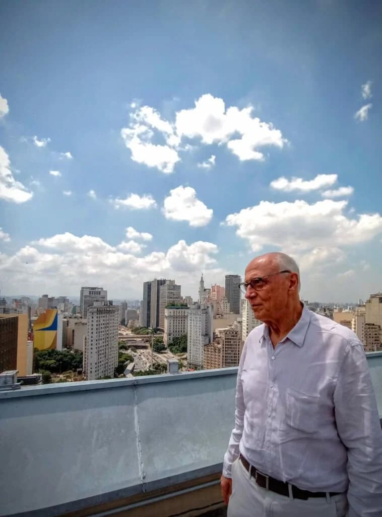 Eduardo Suplicy contemplando a cidade de São Paulo